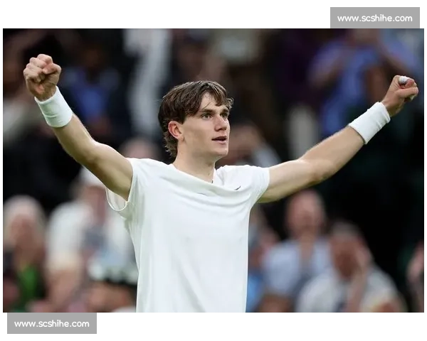 曼联 7 号传奇跨界赋能！德雷珀携红魔战袍剑指温网